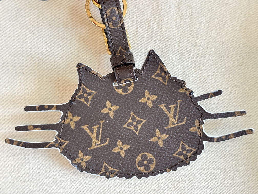 可愛いcharm【LOUIS VUITTON】LV Cat Bag Charm Creme monogram Louis Vuitton Leather Cat Bag Charm | Yoogi's Closet